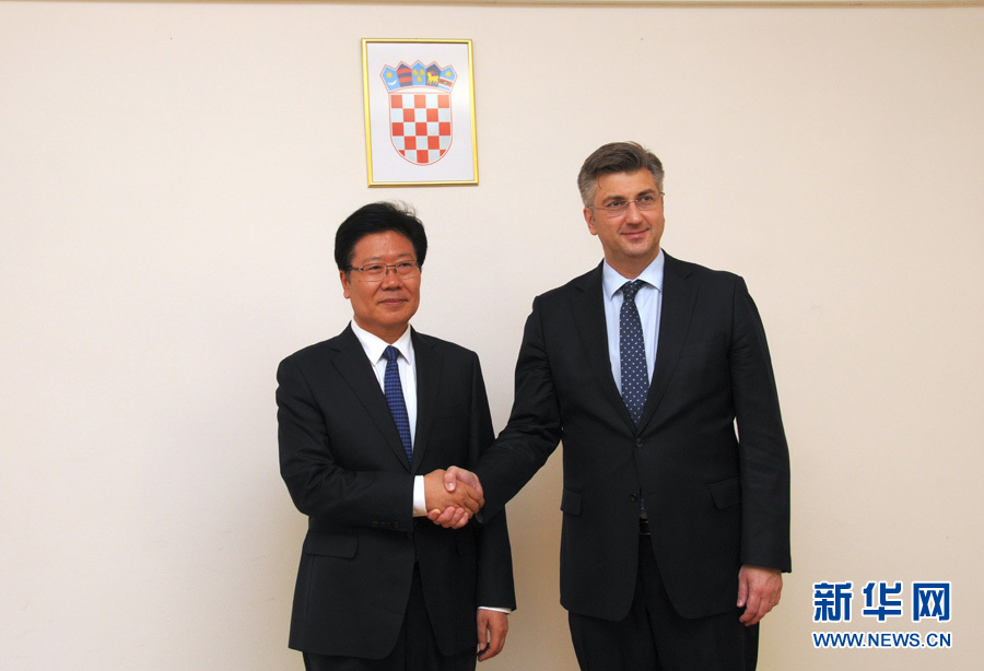 4月10日，克羅地亞民主共同體主席、政府總理普連科維奇（右）在薩格勒布會見中共中央政治局委員、中央黨的建設工作領導小組副組長張春賢。新華社記者薛群攝