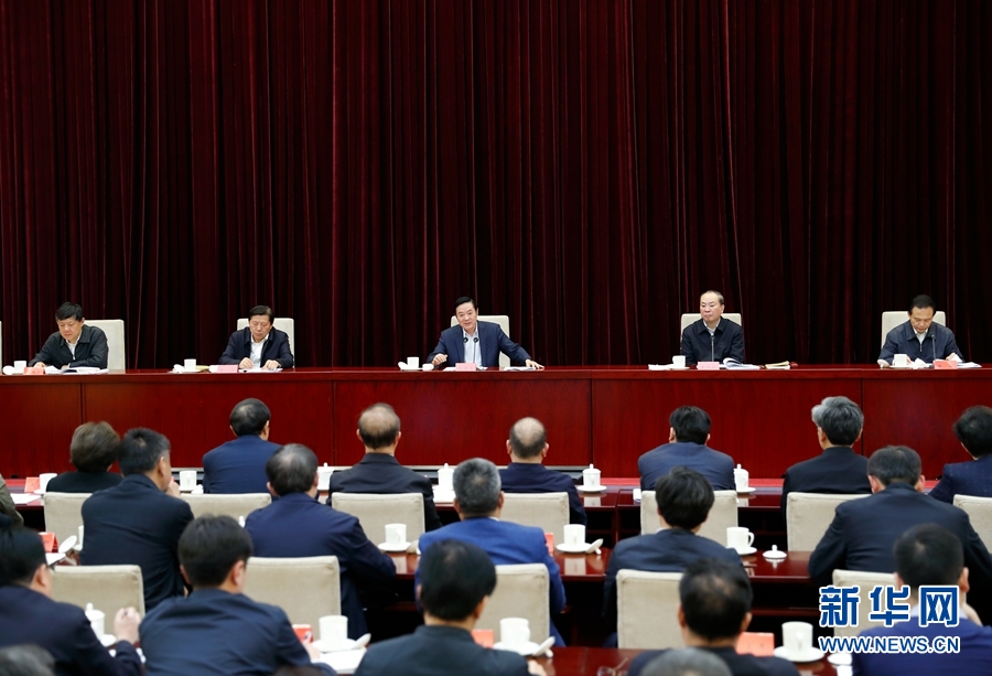 4月13日，中央宣傳部、中央政法委在北京召開(kāi)貫徹落實(shí)《關(guān)于進(jìn)一步把社會(huì)主義核心價(jià)值觀融入法治建設(shè)的指導(dǎo)意見(jiàn)》電視電話會(huì)議。中共中央政治局委員、中央書(shū)記處書(shū)記、中宣部部長(zhǎng)劉奇葆出席會(huì)議并講話。新華社記者丁海濤攝