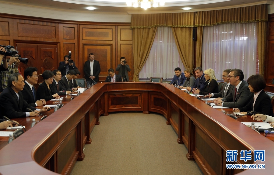 4月12日，塞爾維亞前進黨主席、政府總理武契奇（右二）在貝爾格萊德會見中共中央政治局委員、中央黨的建設工作領導小組副組長張春賢（左二）。新華社發(fā)（普雷德拉格&middot;米洛薩夫列維奇攝）