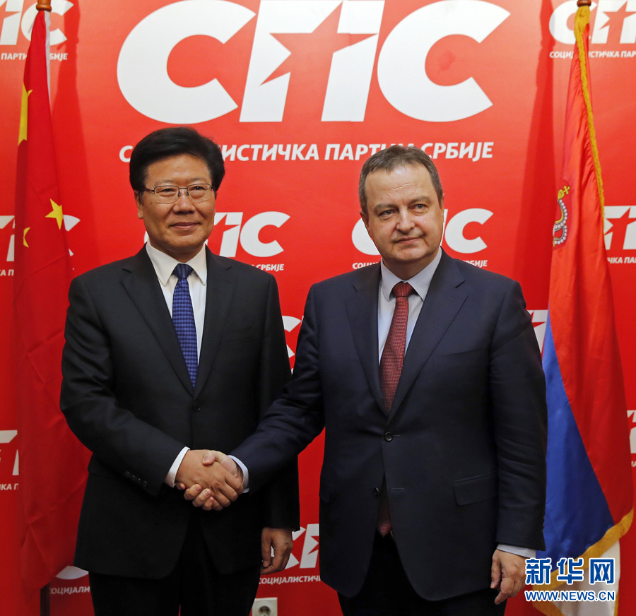 4月13日，中共中央政治局委員、中央黨的建設工作領導小組副組長張春賢（左）在塞爾維亞貝爾格萊德會見塞社會黨主席、政府第一副總理兼外長達契奇。新華社發(fā)（普雷德拉格&middot;米洛薩夫列維奇攝）