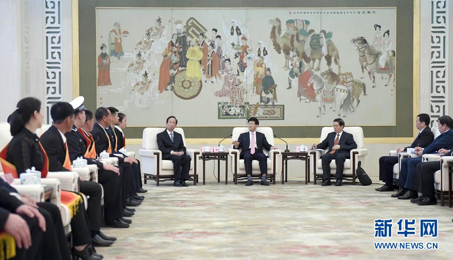 4月24日，第十三屆全國見義勇為英雄模范表彰大會在北京人民大會堂召開。會前，中共中央政治局委員、中央政法委書記孟建柱與見義勇為英雄模范及家屬代表座談。國務(wù)委員、公安部部長郭聲琨出席座談會并在表彰大會上講話。新華社記者 張鐸 攝