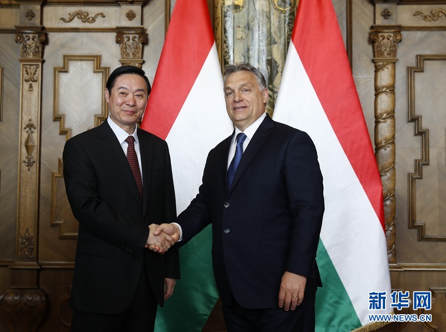 4月24日，在匈牙利首都布達(dá)佩斯，匈牙利總理、青民盟主席歐爾班（右）會(huì)見(jiàn)中共中央政治局委員、中央書(shū)記處書(shū)記、中宣部部長(zhǎng)劉奇葆。新華社記者葉平凡攝