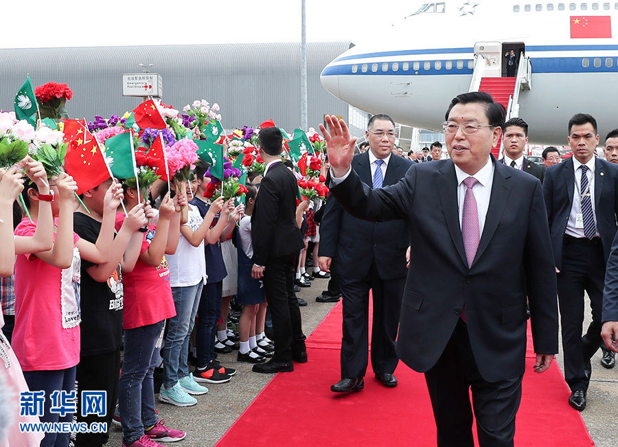 5月8日至10日，中共中央政治局常委、全國(guó)人大常委會(huì)委員長(zhǎng)張德江視察澳門特別行政區(qū)。這是5月8日，張德江抵達(dá)澳門國(guó)際機(jī)場(chǎng)。 新華社記者龐興雷 攝 