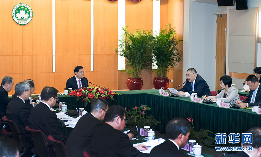 5月8日至10日，中共中央政治局常委、全國(guó)人大常委會(huì)委員長(zhǎng)張德江視察澳門特別行政區(qū)。這是5月8日，張德江聽取澳門特別行政區(qū)政府工作匯報(bào)。新華社記者 李學(xué)仁 攝