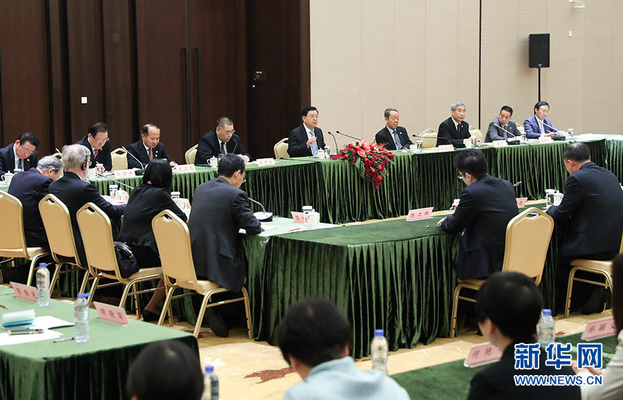 5月8日至10日，中共中央政治局常委、全國(guó)人大常委會(huì)委員長(zhǎng)張德江視察澳門特別行政區(qū)。這是5月10日，張德江與教育工作者和學(xué)生代表座談。新華社記者 龐興雷 攝