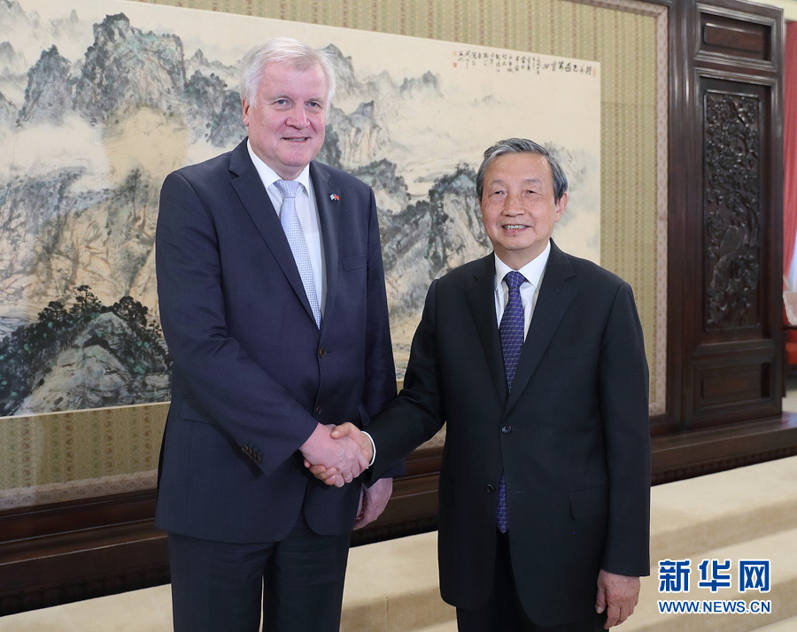 5月10日，國(guó)務(wù)院副總理馬凱在北京中南海紫光閣會(huì)見德國(guó)巴伐利亞州州長(zhǎng)、基社盟主席霍斯特&middot;澤霍費(fèi)爾一行。 新華社記者王曄攝