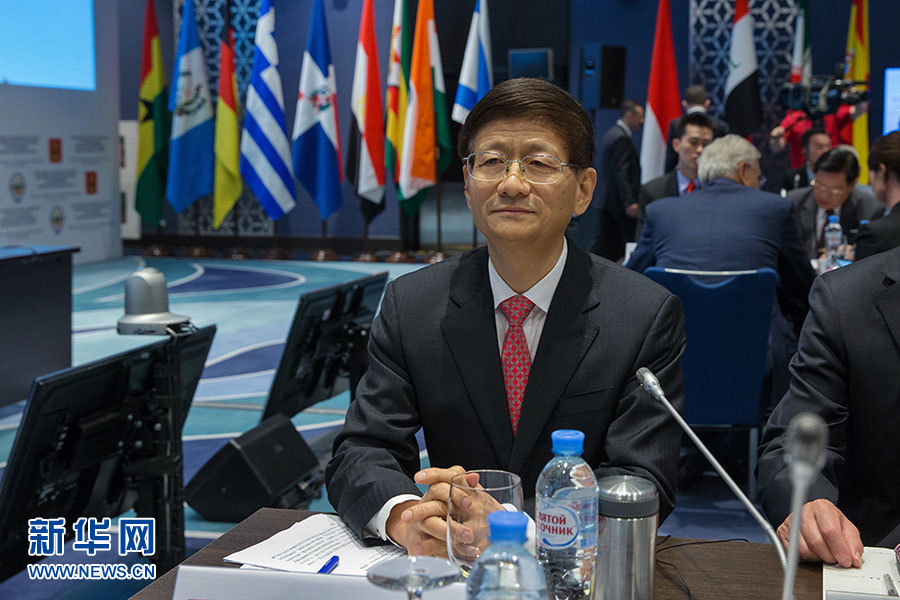 5月24日，在俄羅斯扎維多沃，中共中央政治局委員、中央政法委書記孟建柱出席國際安全事務(wù)高級(jí)代表會(huì)議。 5月24日，中共中央政治局委員、中央政法委書記孟建柱在俄羅斯出席國際安全事務(wù)高級(jí)代表會(huì)議，就加強(qiáng)國際執(zhí)法安全合作、防范打擊恐怖主義作主旨發(fā)言。來自95個(gè)國家和國際組織的代表參加會(huì)議。新華社記者白雪騏攝