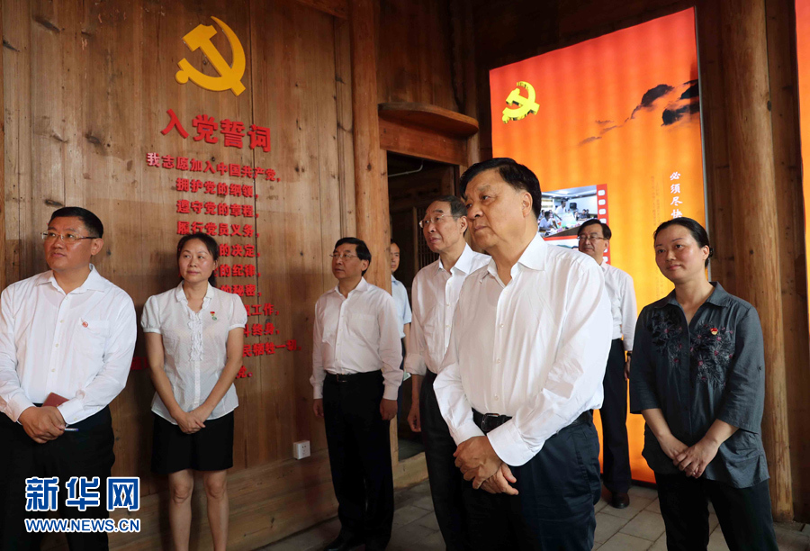 6月8日至10日，中共中央政治局常委、中央書記處書記劉云山在福建調(diào)研。這是6月9日，劉云山專程來到政和縣石圳村，深入了解廖俊波的事跡。新華社記者 劉衛(wèi)兵 攝