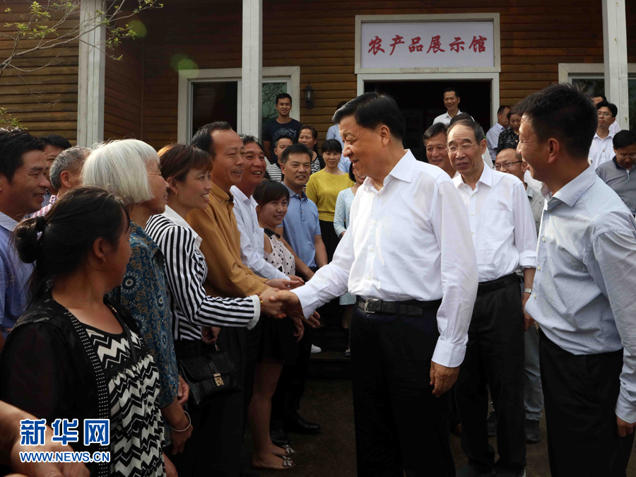 6月8日至10日，中共中央政治局常委、中央書記處書記劉云山在福建調(diào)研。這是6月9日，劉云山在周寧縣上洋村與村民親切交談。新華社記者 劉衛(wèi)兵 攝