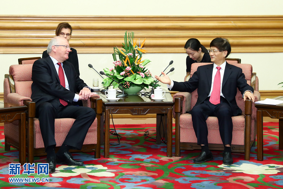 6月15日，中共中央政治局委員、中央政法委書記孟建柱在北京會(huì)見德國聯(lián)邦總理府情報(bào)國務(wù)秘書弗里徹。 新華社記者 謝環(huán)馳 攝