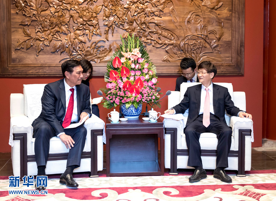 6月15日，中共中央政治局委員、中央政法委書記孟建柱在北京會(huì)見印尼總統(tǒng)特使、海洋統(tǒng)籌部長(zhǎng)盧胡特。   新華社記者 丁海濤攝