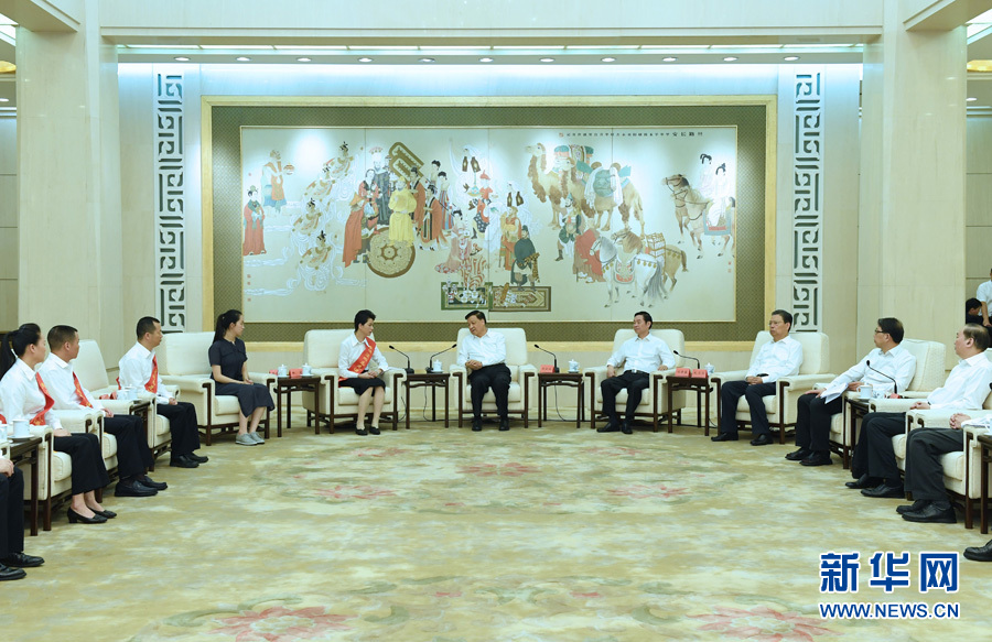 6月21日，廖俊波同志先進(jìn)事跡報(bào)告會(huì)在北京人民大會(huì)堂舉行。報(bào)告會(huì)前，中共中央政治局常委、中央書記處書記劉云山會(huì)見報(bào)告團(tuán)成員，代表習(xí)近平總書記，代表黨中央，向廖俊波同志家屬表示親切慰問，并頒發(fā)黨中央追授廖俊波同志&ldquo;全國(guó)優(yōu)秀共產(chǎn)黨員&rdquo;證書、獎(jiǎng)?wù)隆Ｐ氯A社記者 饒愛民 攝