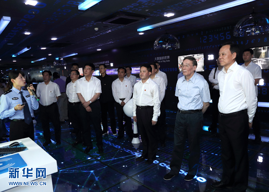 6月20日至22日，中共中央政治局常委、中央紀(jì)委書記王岐山在貴州省檢查紀(jì)檢監(jiān)察工作。這是6月21日，王岐山在調(diào)研期間考察貴陽大數(shù)據(jù)應(yīng)用展示中心。新華社記者 王曄 攝