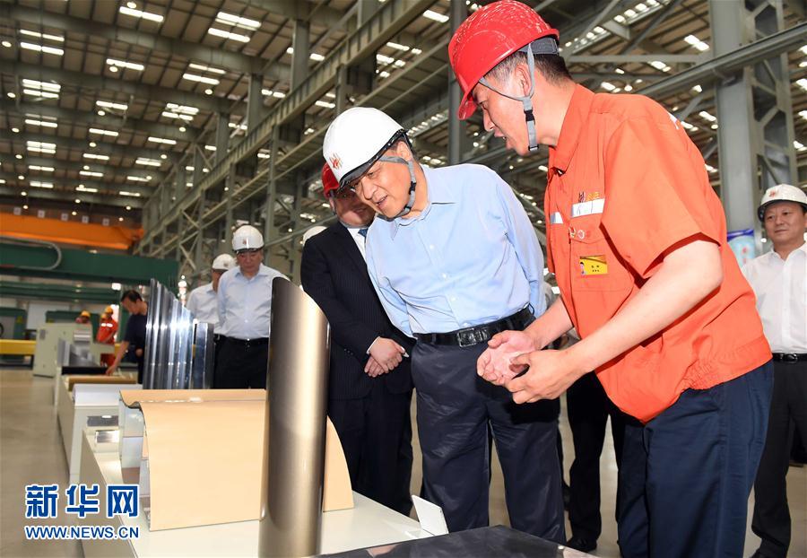 6月22日至24日，中共中央政治局常委、中央書記處書記劉云山在遼寧調(diào)研。這是6月22日，劉云山在營口市忠旺鋁業(yè)公司調(diào)研。 新華社記者張鐸 攝
