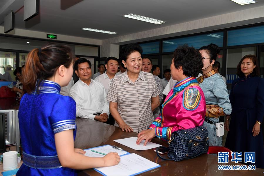6月25日，全國(guó)民族團(tuán)結(jié)進(jìn)步創(chuàng)建經(jīng)驗(yàn)交流現(xiàn)場(chǎng)會(huì)在內(nèi)蒙古興安盟召開，中共中央政治局委員、國(guó)務(wù)院副總理劉延?xùn)|出席會(huì)議并講話。在內(nèi)蒙古期間，劉延?xùn)|考察內(nèi)蒙古人民代表會(huì)議舊址即&ldquo;五一會(huì)址&rdquo;，深入社區(qū)看望各族干部群眾。這是劉延?xùn)|在興安盟科右前旗興科社區(qū)與群眾交談。新華社記者 陳曄華 攝