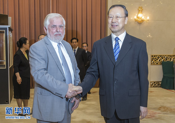 6月28日，中共中央書記處書記、全國政協(xié)副主席、中國經(jīng)濟(jì)社會理事會主席杜青林在北京會見歐盟經(jīng)濟(jì)社會委員會主席達(dá)西斯。 新華社記者 崔新鈺 攝