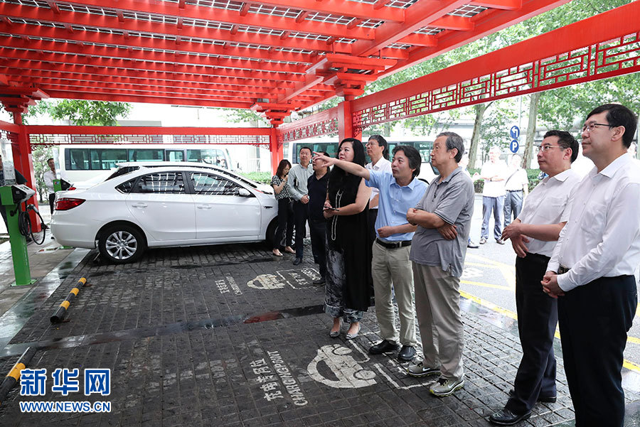 近日，中共中央政治局委員、國(guó)務(wù)院副總理馬凱在北京調(diào)研新能源汽車產(chǎn)業(yè)發(fā)展。這是7月4日，馬凱在北京深入新能源汽車充換電設(shè)施、充電服務(wù)平臺(tái)、分時(shí)租賃等單位調(diào)研。新華社記者 龐興雷 攝