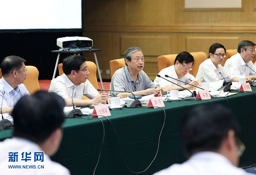 近日，中共中央政治局委員、國(guó)務(wù)院副總理馬凱在北京調(diào)研新能源汽車產(chǎn)業(yè)發(fā)展。這是7月4日，馬凱在北京深入新能源汽車充換電設(shè)施、充電服務(wù)平臺(tái)、分時(shí)租賃等單位調(diào)研，并主持召開推廣應(yīng)用座談會(huì)。新華社記者 龐興雷 攝