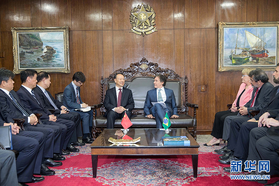 7月11日，在巴西首都巴西利亞，中共中央書記處書記、全國政協(xié)副主席杜青林（中左）會見巴西參議院議長歐尼西奧&middot;奧利維拉（中右）。新華社記者李明攝