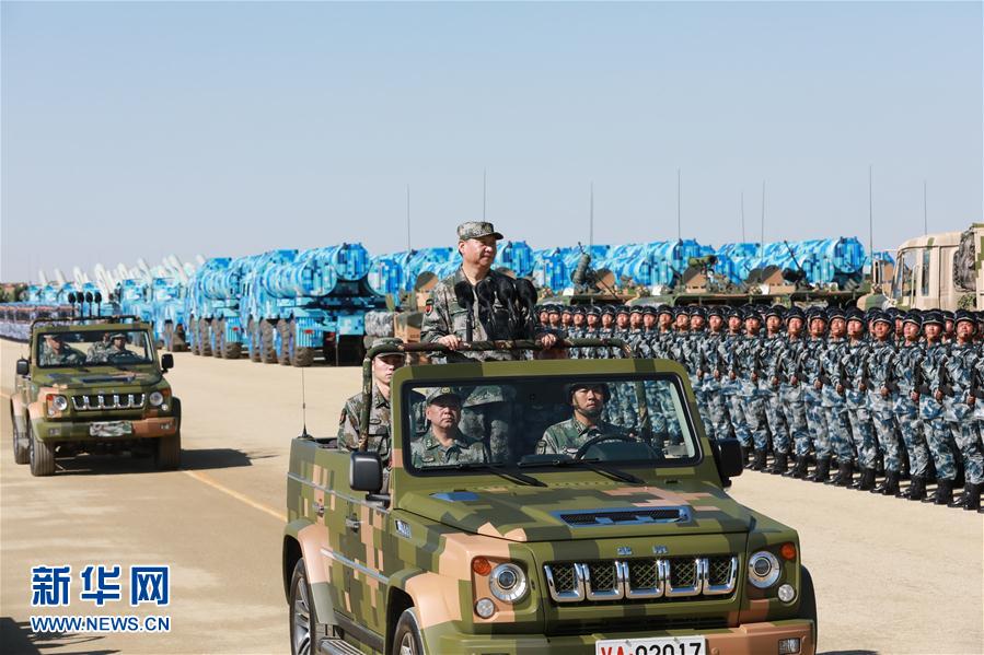 7月30日上午，慶祝中國人民解放軍建軍90周年閱兵在朱日和聯(lián)合訓(xùn)練基地隆重舉行。中共中央總書記、國家主席、中央軍委主席習(xí)近平檢閱部隊并發(fā)表重要講話。這是習(xí)近平乘車檢閱部隊。新華社記者 李剛 攝