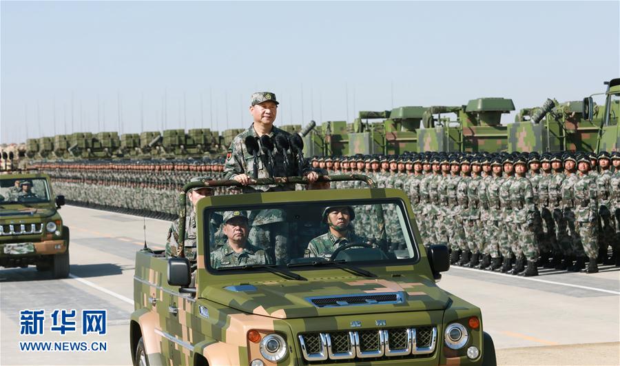 7月30日上午，慶祝中國人民解放軍建軍90周年閱兵在朱日和聯(lián)合訓(xùn)練基地隆重舉行。中共中央總書記、國家主席、中央軍委主席習(xí)近平檢閱部隊并發(fā)表重要講話。這是習(xí)近平乘車檢閱部隊。新華社記者 李剛 攝