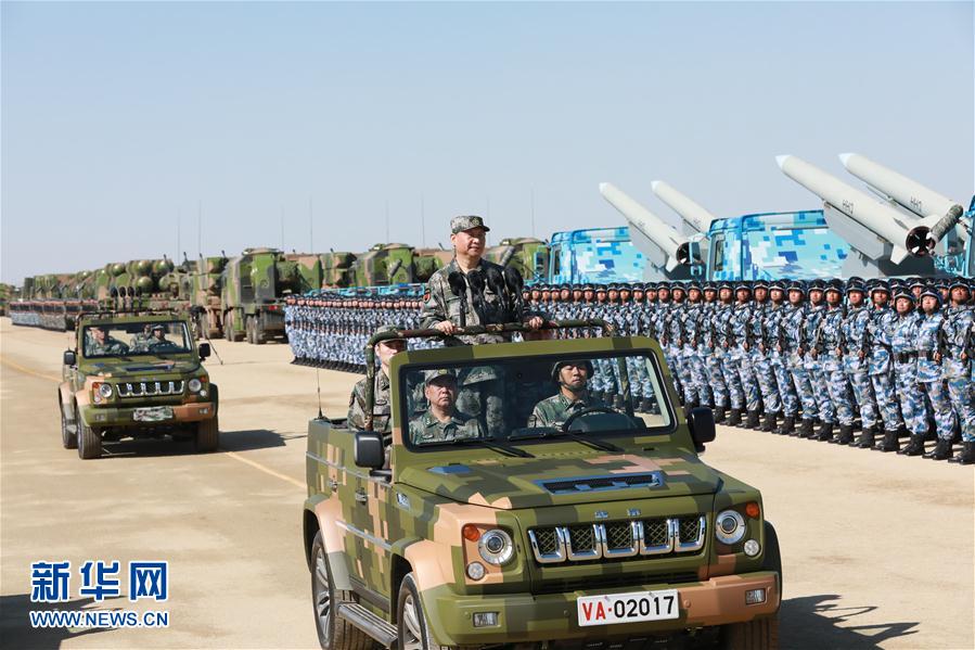 7月30日上午，慶祝中國人民解放軍建軍90周年閱兵在朱日和聯(lián)合訓(xùn)練基地隆重舉行。中共中央總書記、國家主席、中央軍委主席習(xí)近平檢閱部隊并發(fā)表重要講話。這是習(xí)近平乘車檢閱部隊。新華社記者 李剛 攝