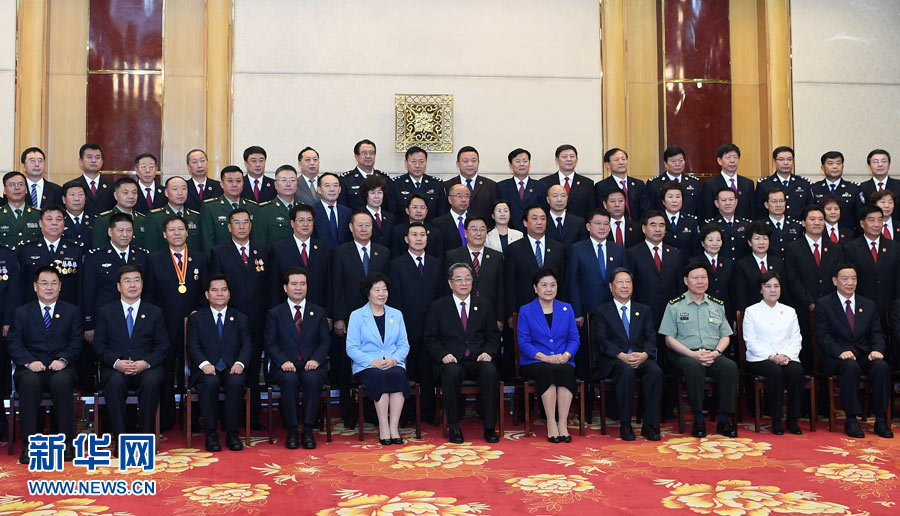 8月7日，中共中央政治局常委、全國政協(xié)主席、中央代表團團長俞正聲率代表團部分成員分別赴內(nèi)蒙古軍區(qū)、武警內(nèi)蒙古總隊、武警內(nèi)蒙古森林總隊慰問，并會見自治區(qū)政法干警代表。這是俞正聲會見自治區(qū)政法干警代表并合影。新華社記者 張領(lǐng) 攝