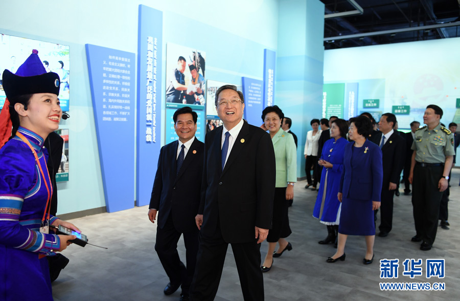 8月7日，中共中央政治局常委、全國政協(xié)主席、中央代表團(tuán)團(tuán)長俞正聲率代表團(tuán)全體成員來到內(nèi)蒙古展覽館，參觀《守望相助團(tuán)結(jié)奮斗&mdash;&mdash;慶祝內(nèi)蒙古自治區(qū)成立70周年展覽》。 新華社記者 張領(lǐng) 攝