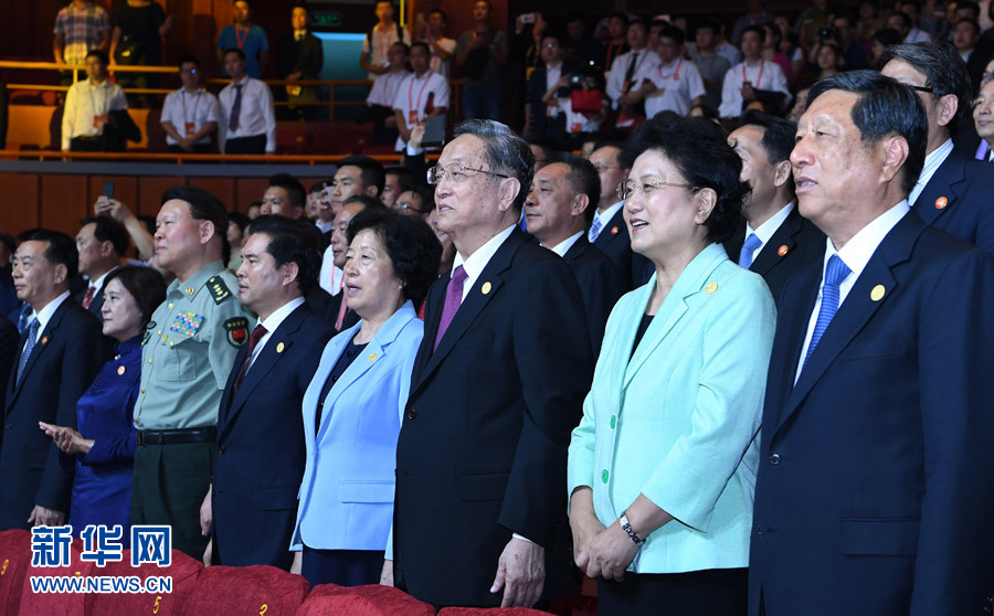 8月7日，慶祝內(nèi)蒙古自治區(qū)成立70周年文藝晚會(huì)《贊歌》在內(nèi)蒙古烏蘭恰特大劇院舉行。中共中央政治局常委、全國(guó)政協(xié)主席、中央代表團(tuán)團(tuán)長(zhǎng)俞正聲和各族各界干部群眾等共約1300人觀看演出。新華社記者 張領(lǐng) 攝