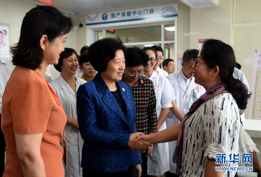 8月9日，中共中央政治局委員、中央統(tǒng)戰(zhàn)部部長、中央代表團副團長孫春蘭率中央代表團三分團，先后赴內(nèi)蒙古自治區(qū)烏海市、阿拉善盟看望各族干部群眾。這是孫春蘭在烏海市婦兒醫(yī)療預防保健中心同患者親切交談。新華社記者 任軍川 攝
