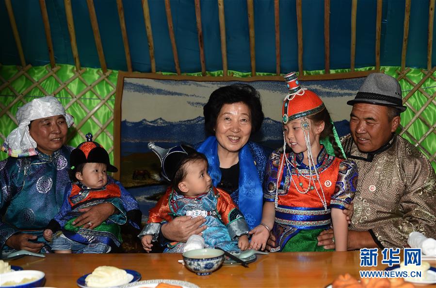 8月11日，帶著以習近平同志為核心的黨中央的親切關懷和全國各族人民的美好祝福，中共中央政治局委員、中央統(tǒng)戰(zhàn)部部長、中央代表團副團長孫春蘭率中央代表團三分團在錫林郭勒盟看望各族干部群眾，共同慶祝內蒙古自治區(qū)成立70周年。這是孫春蘭在錫林浩特市寶力根蘇木牧民巴&middot;巴特爾（右一）家中看望。新華社記者 任軍川 攝