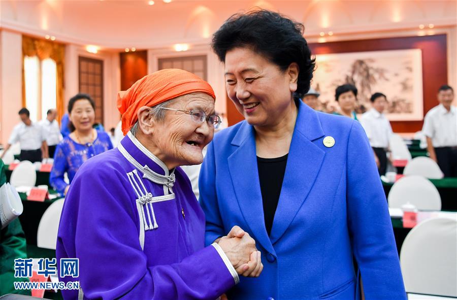 8月11日，中共中央政治局委員、國(guó)務(wù)院副總理、中央代表團(tuán)副團(tuán)長(zhǎng)劉延?xùn)|率中央代表團(tuán)二分團(tuán)，看望慰問烏蘭察布各族干部群眾，轉(zhuǎn)達(dá)以習(xí)近平同志為核心的黨中央的親切關(guān)懷和全國(guó)人民的美好祝愿。這是劉延?xùn)|在出席烏蘭察布市慶祝內(nèi)蒙古自治區(qū)成立70周年座談會(huì)后，與&ldquo;草原母親&rdquo;都貴瑪親切交談。新華社記者 連振 攝