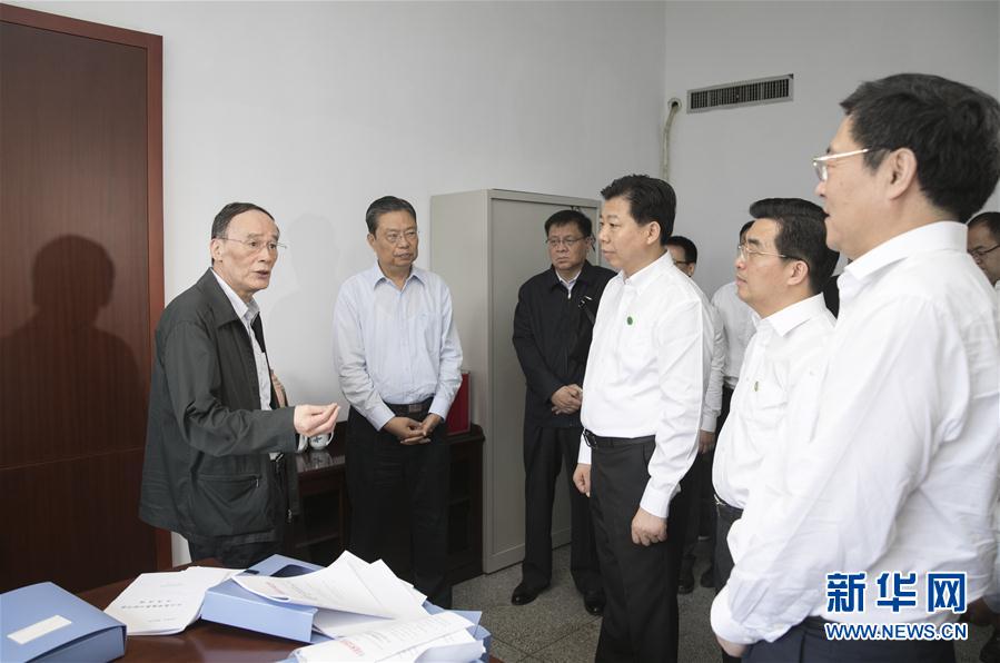 9月3日至5日，中共中央政治局常委、中央紀(jì)委書記、中央巡視工作領(lǐng)導(dǎo)小組組長王岐山在湖南省調(diào)研并主持召開巡察工作座談會。這是9月4日，王岐山來到株洲市委巡察辦看望巡察干部。新華社記者 王曄 攝
