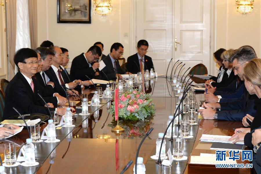 9月12日，克羅地亞總理普連科維奇（右二）在首都薩格勒布會(huì)見到訪的習(xí)近平主席特使、中共中央政治局委員、中央政法委書記孟建柱（左一）。新華社記者高磊攝