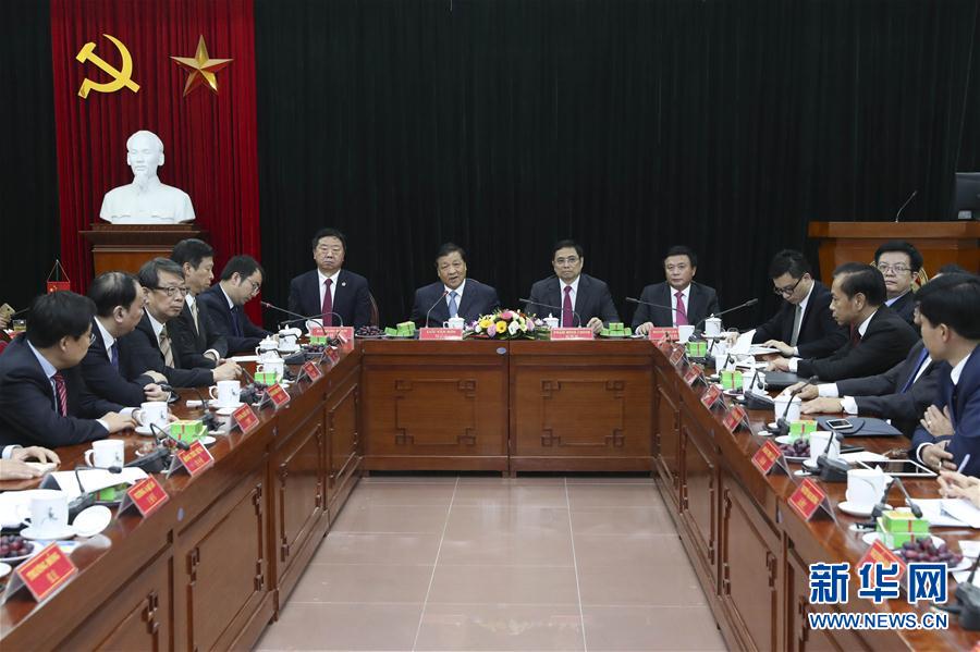 應(yīng)越南共產(chǎn)黨邀請，中共中央政治局常委、中央書記處書記劉云山9月18日至19日對越南進(jìn)行正式訪問。這是9月19日，劉云山在越共中央政治局委員范明政陪同下考察胡志明國家政治學(xué)院，并與曾赴華考察交流的越方學(xué)員代表進(jìn)行座談。 新華社記者龐興雷 攝