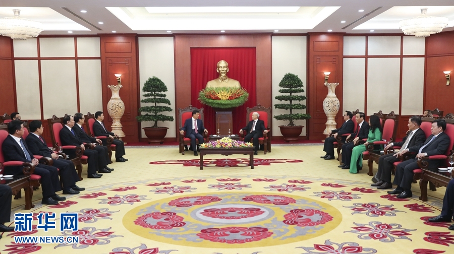 應(yīng)越南共產(chǎn)黨邀請，中共中央政治局常委、中央書記處書記劉云山9月18日至19日對越南進(jìn)行正式訪問。這是9月18日，劉云山在河內(nèi)會見越共中央總書記阮富仲。 新華社記者 龐興雷 攝