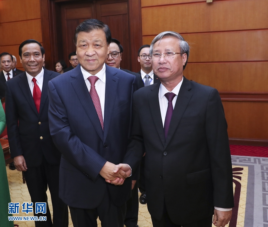 應(yīng)越南共產(chǎn)黨邀請，中共中央政治局常委、中央書記處書記劉云山9月18日至19日對越南進(jìn)行正式訪問。這是9月18日，劉云山在河內(nèi)與越共中央政治局委員陳國旺舉行會談。 新華社記者 龐興雷 攝