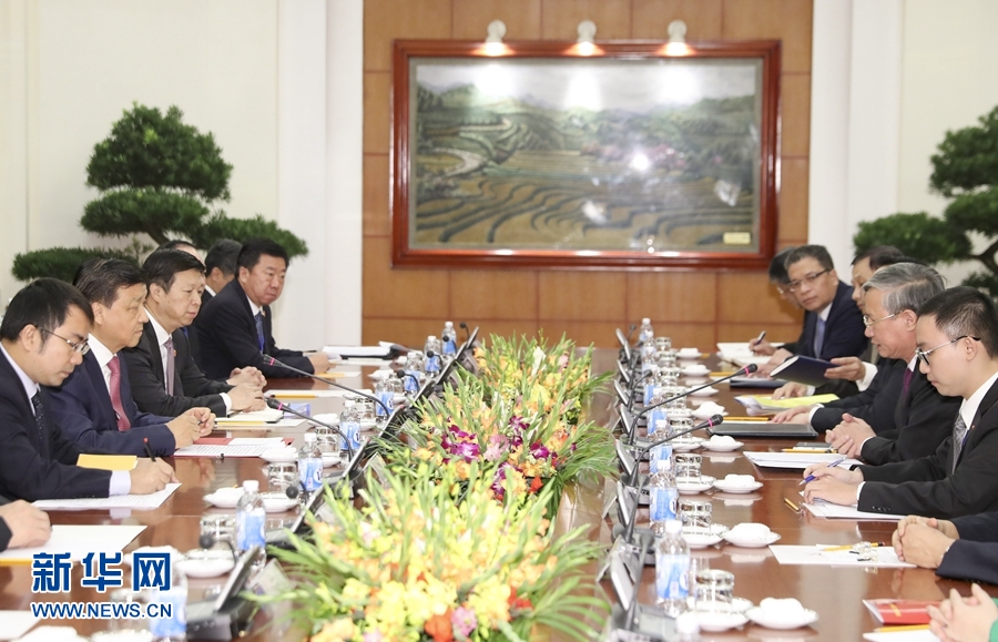 應(yīng)越南共產(chǎn)黨邀請，中共中央政治局常委、中央書記處書記劉云山9月18日至19日對越南進(jìn)行正式訪問。這是9月18日，劉云山在河內(nèi)與越共中央政治局委員陳國旺舉行會談。 新華社記者 丁林 攝