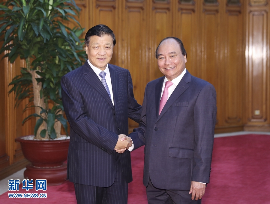 應(yīng)越南共產(chǎn)黨邀請，中共中央政治局常委、中央書記處書記劉云山9月18日至19日對越南進(jìn)行正式訪問。這是9月19日，劉云山在河內(nèi)會見越南總理阮春福。 新華社記者 丁林 攝