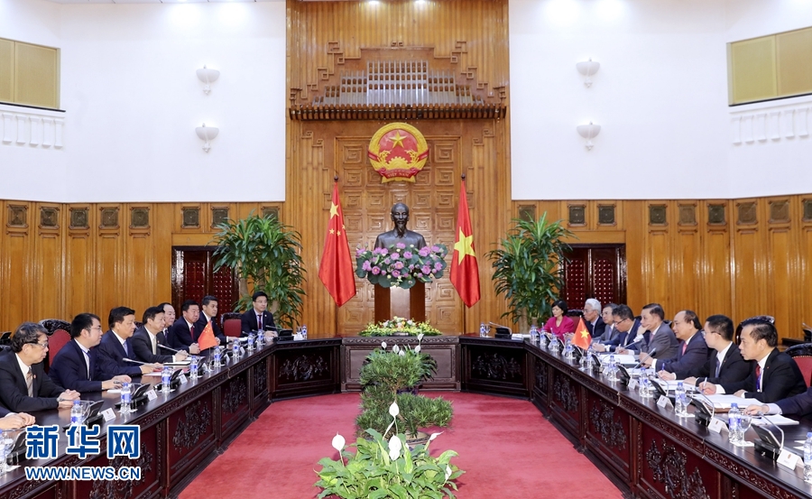 應(yīng)越南共產(chǎn)黨邀請，中共中央政治局常委、中央書記處書記劉云山9月18日至19日對越南進(jìn)行正式訪問。這是9月19日，劉云山在河內(nèi)會見越南總理阮春福。 新華社記者 丁林 攝