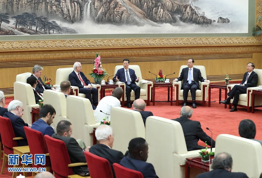 9月21日，中共中央政治局常委、國務院副總理張高麗在北京人民大會堂會見來華參加2017&ldquo;一帶一路&rdquo;媒體合作論壇的外方代表并回答大家關心的問題。新華社記者王曄攝 