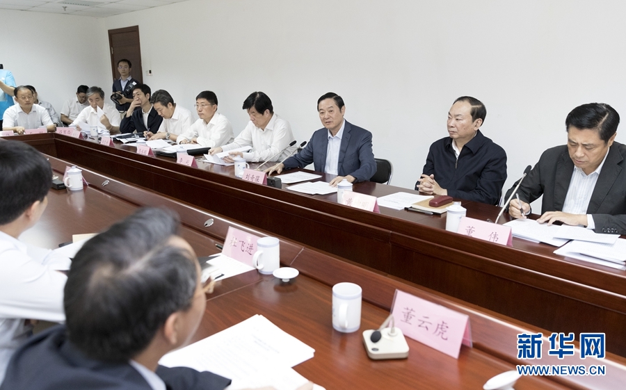 9月22日，中共中央政治局委員、中央書(shū)記處書(shū)記、中宣部部長(zhǎng)劉奇葆在北京調(diào)研京劇像音像工程情況。這是劉奇葆與有關(guān)方面負(fù)責(zé)同志座談交流。新華社記者 丁海濤 攝