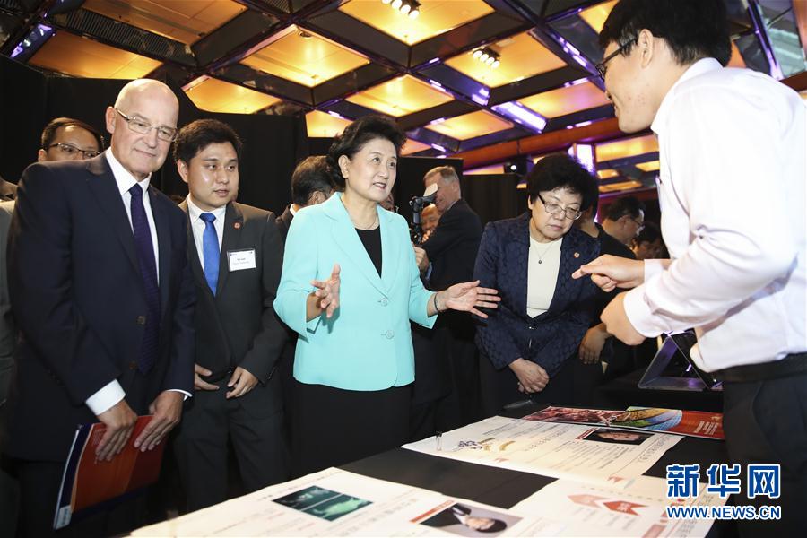 9月25日，在美國紐約，國務(wù)院副總理劉延東（中）在紐約大學校長漢密爾頓（前左一）的陪同下參觀中美兩國青年創(chuàng)客產(chǎn)品展示。國務(wù)院副總理劉延東25日在美國紐約大學出席中美創(chuàng)客峰會暨中美青年創(chuàng)客中心啟動儀式并講話。新華社記者 王迎 攝