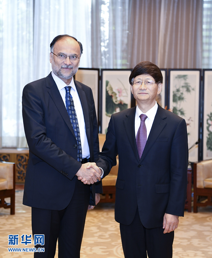 9月26日，中共中央政治局委員、中央政法委書記孟建柱在北京會(huì)見來華出席國(guó)際刑警組織第86屆全體大會(huì)的巴基斯坦內(nèi)政部長(zhǎng)伊克巴爾。新華社記者 張領(lǐng) 攝