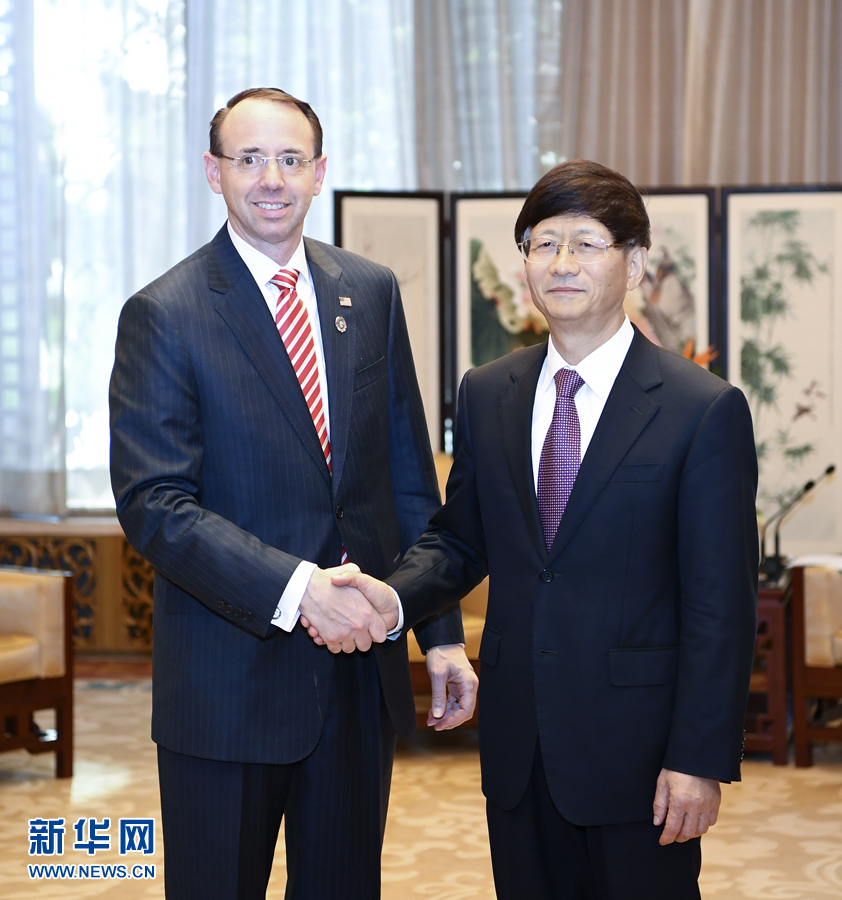 9月26日，中共中央政治局委員、中央政法委書記孟建柱在北京會(huì)見來華出席國(guó)際刑警組織第86屆全體大會(huì)的美國(guó)司法部常務(wù)副部長(zhǎng)羅森斯坦。新華社記者 張領(lǐng) 攝