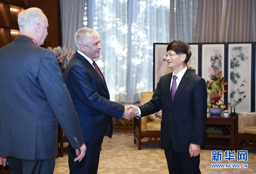 9月26日，中共中央政治局委員、中央政法委書記孟建柱在北京會(huì)見來華出席國(guó)際刑警組織第86屆全體大會(huì)的俄羅斯內(nèi)務(wù)部長(zhǎng)科洛科利采夫（左二）和俄聯(lián)邦調(diào)查委員會(huì)主席巴斯特雷金（左一）。新華社記者 張領(lǐng) 攝 