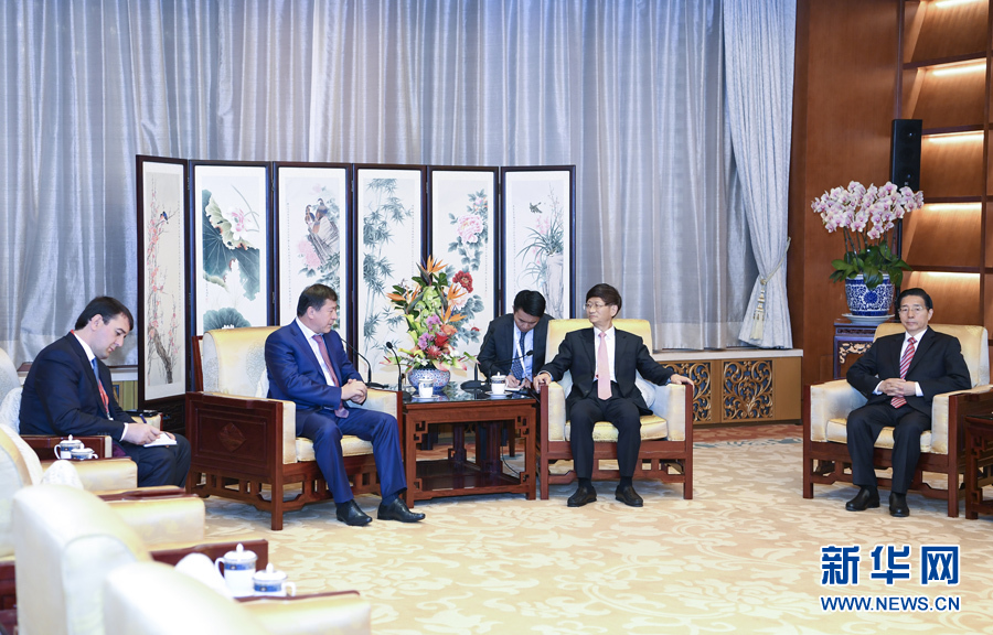 9月26日，中共中央政治局委員、中央政法委書記孟建柱在北京會(huì)見來華出席國(guó)際刑警組織第86屆全體大會(huì)的塔吉克斯坦內(nèi)務(wù)部長(zhǎng)拉希姆佐達(dá)。國(guó)務(wù)委員、公安部部長(zhǎng)郭聲琨參加有關(guān)會(huì)見。新華社記者 張領(lǐng) 攝