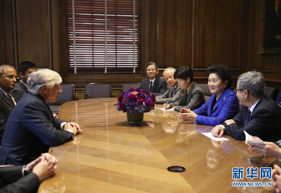 當(dāng)?shù)貢r(shí)間9月26日，國(guó)務(wù)院副總理劉延?xùn)|在紐約哥倫比亞大學(xué)出席中美大學(xué)校長(zhǎng)與智庫(kù)論壇并發(fā)表主旨演講。這是論壇開(kāi)始前，國(guó)務(wù)院副總理劉延?xùn)|（右二）會(huì)見(jiàn)哥倫比亞大學(xué)校長(zhǎng)博林格（左）。新華社記者 王迎 攝