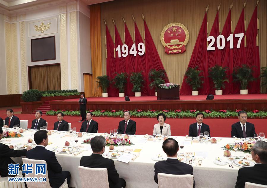 9月28日，全國(guó)政協(xié)辦公廳、中共中央統(tǒng)戰(zhàn)部、國(guó)務(wù)院僑辦、國(guó)務(wù)院港澳辦、國(guó)務(wù)院臺(tái)辦在北京人民大會(huì)堂聯(lián)合舉行國(guó)慶招待會(huì)。中共中央政治局常委、全國(guó)政協(xié)主席俞正聲與2800多名港澳臺(tái)僑各界代表歡聚一堂，慶祝中華人民共和國(guó)成立68周年。這是俞正聲在招待會(huì)上致辭。新華社記者 龐興雷 攝