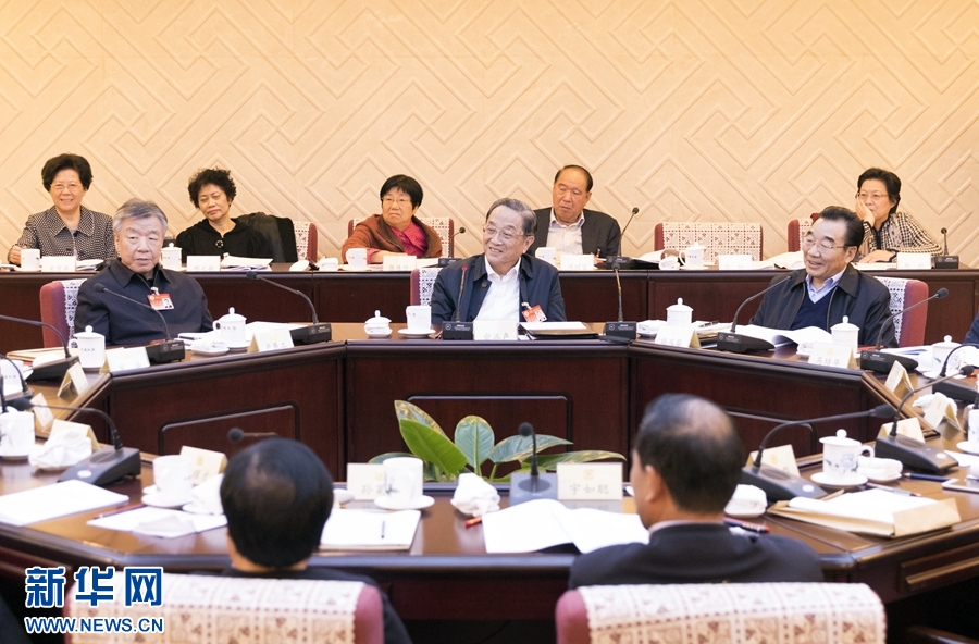 10月30日，政協(xié)第十二屆全國委員會常務(wù)委員會第二十三次會議舉行分組討論，與會人員圍繞深入學習貫徹中共十九大精神認真討論，積極建言獻策。全國政協(xié)主席俞正聲參加討論。新華社記者 丁海濤 攝